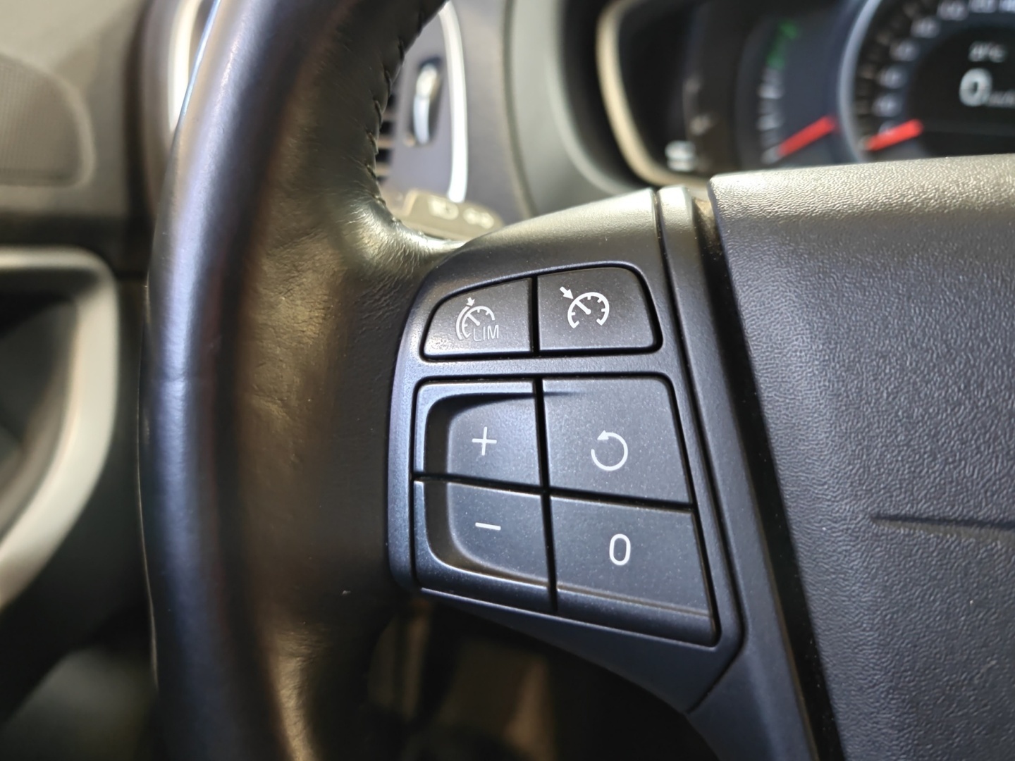 VOLVO V40 Cross Country 2013