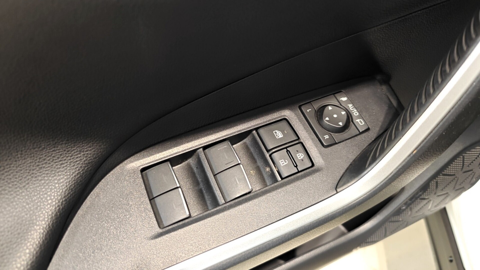 TOYOTA RAV4 Plug-in 19