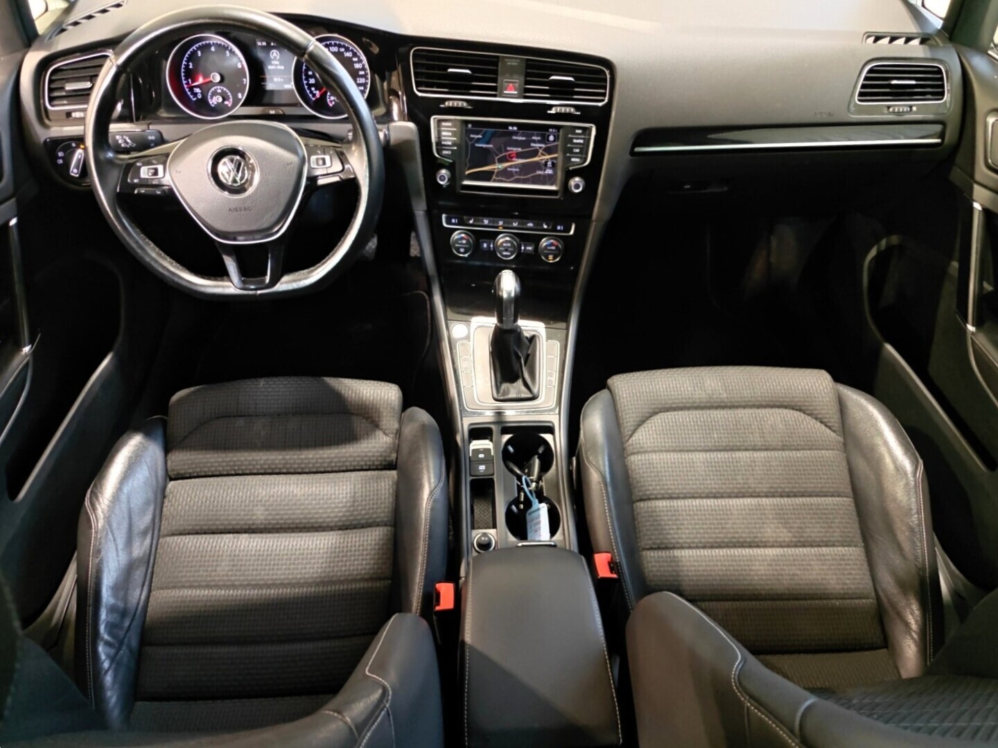 VOLKSWAGEN Golf 2016