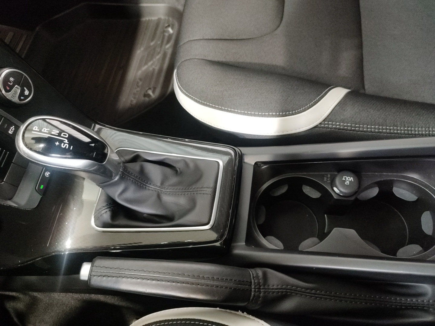 VOLVO V40 2019