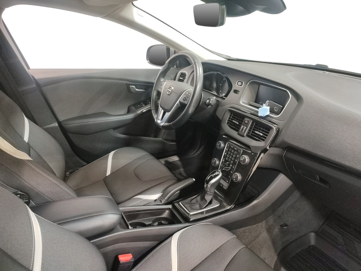 VOLVO V40 2019