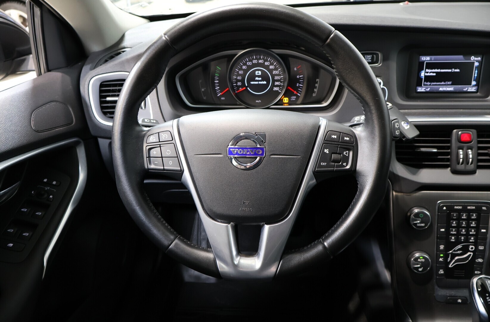 VOLVO V40 2016