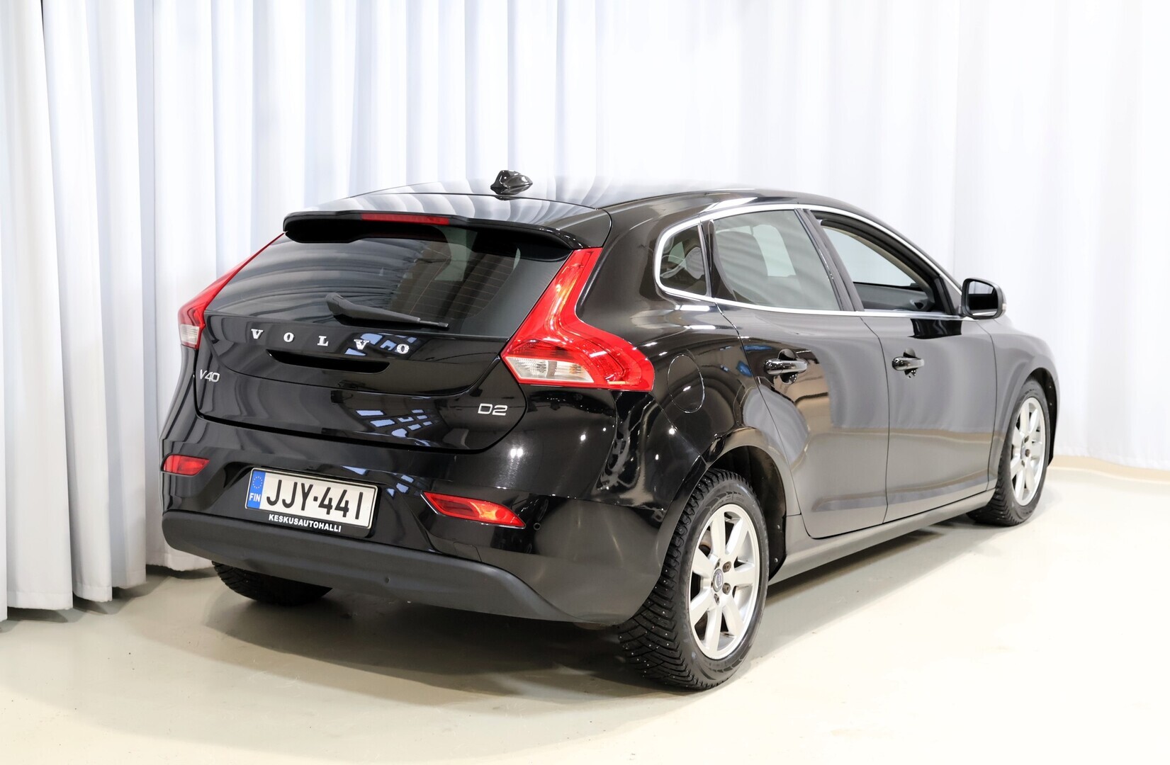 VOLVO V40 2016