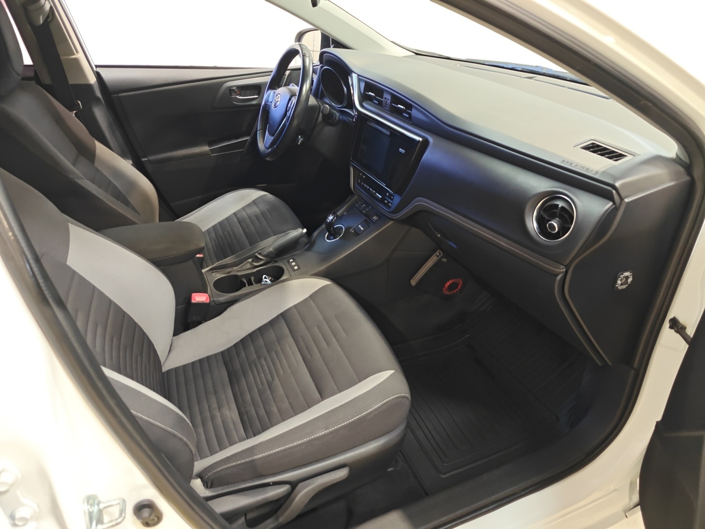 TOYOTA Auris 2016