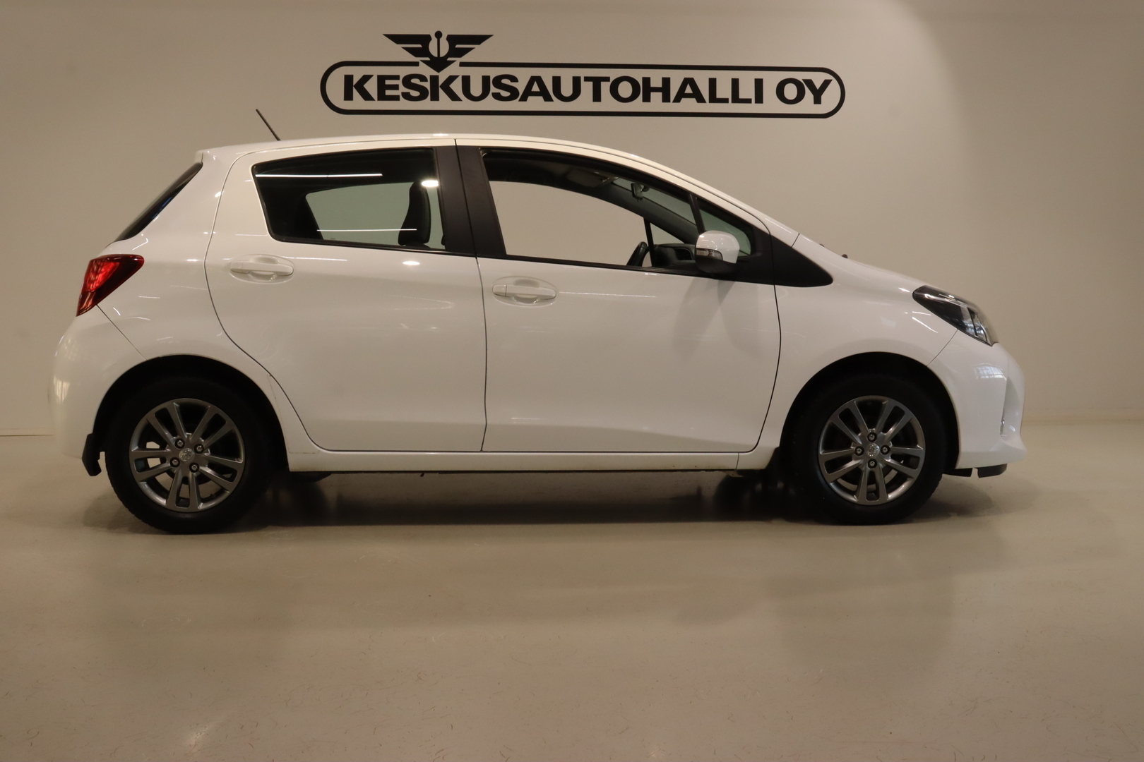 TOYOTA Yaris 2016