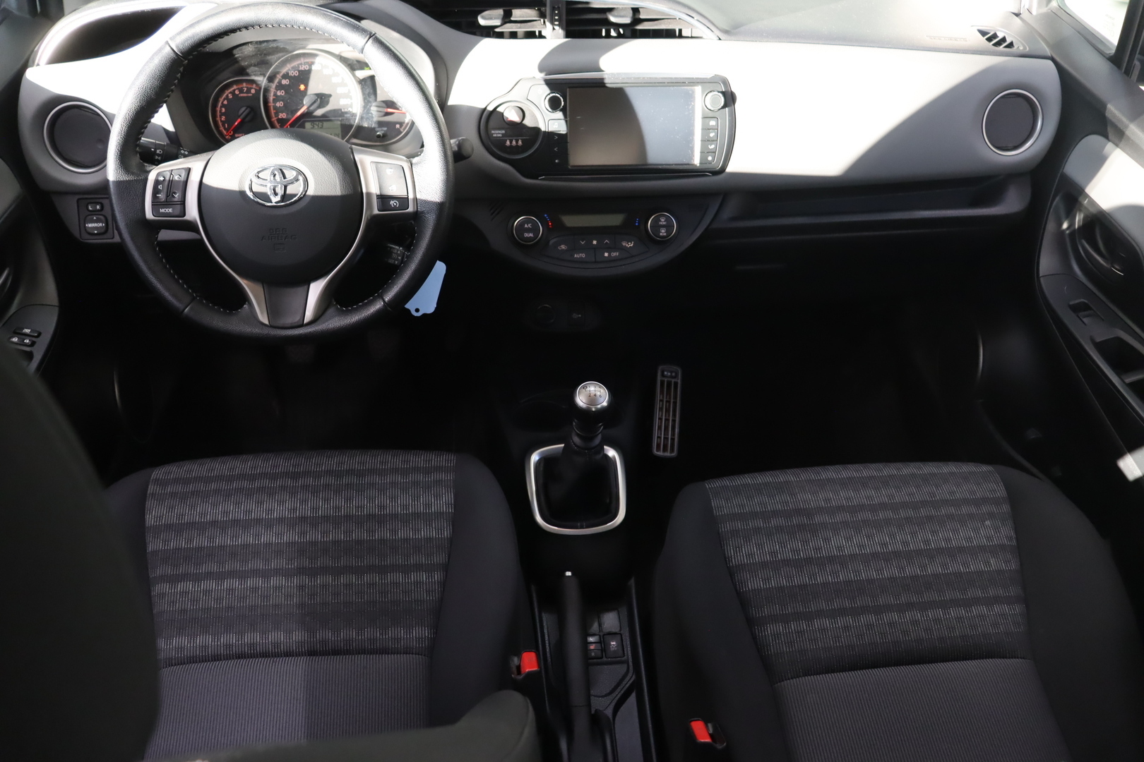 TOYOTA Yaris 2016
