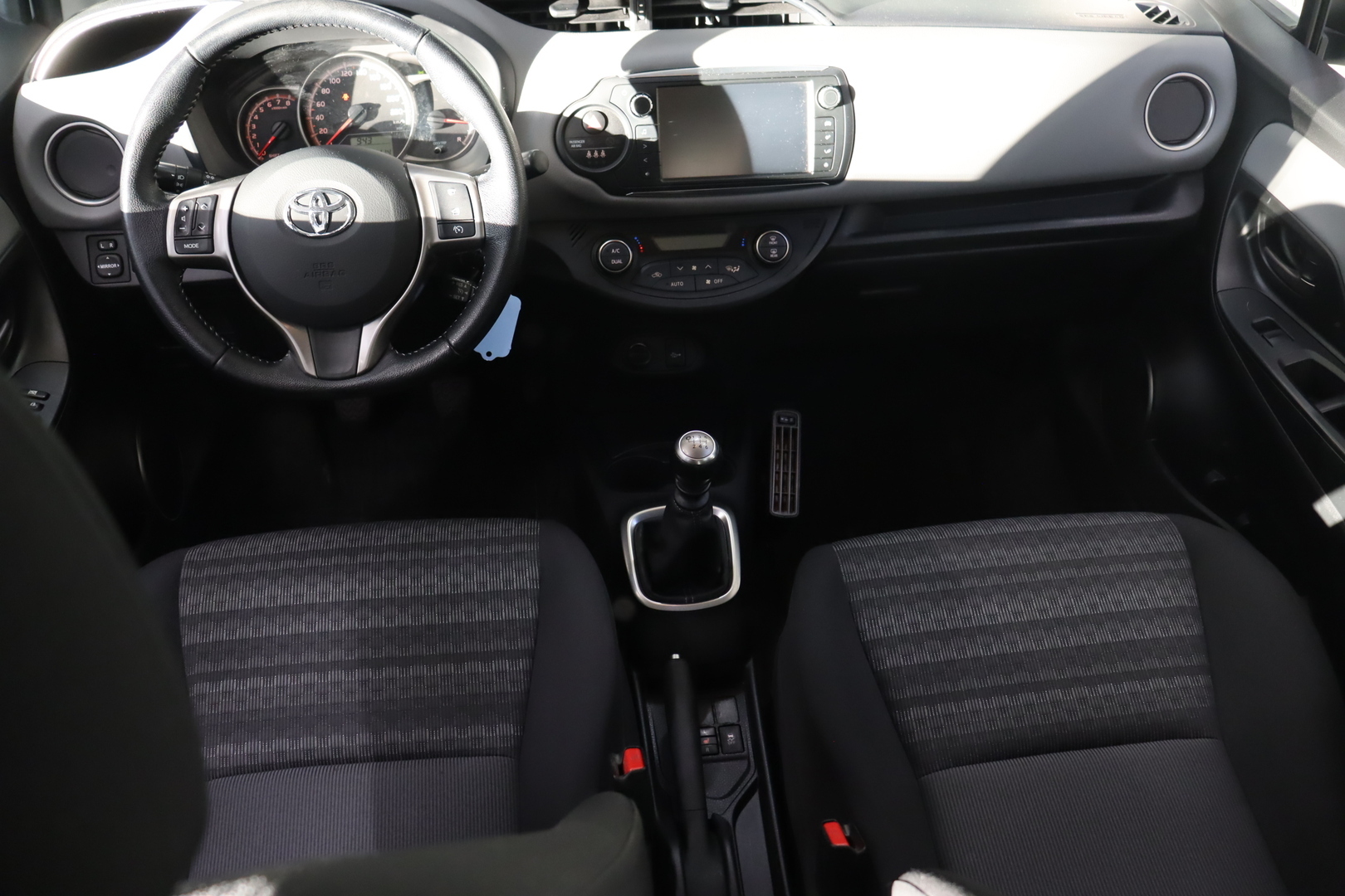 TOYOTA Yaris 2016