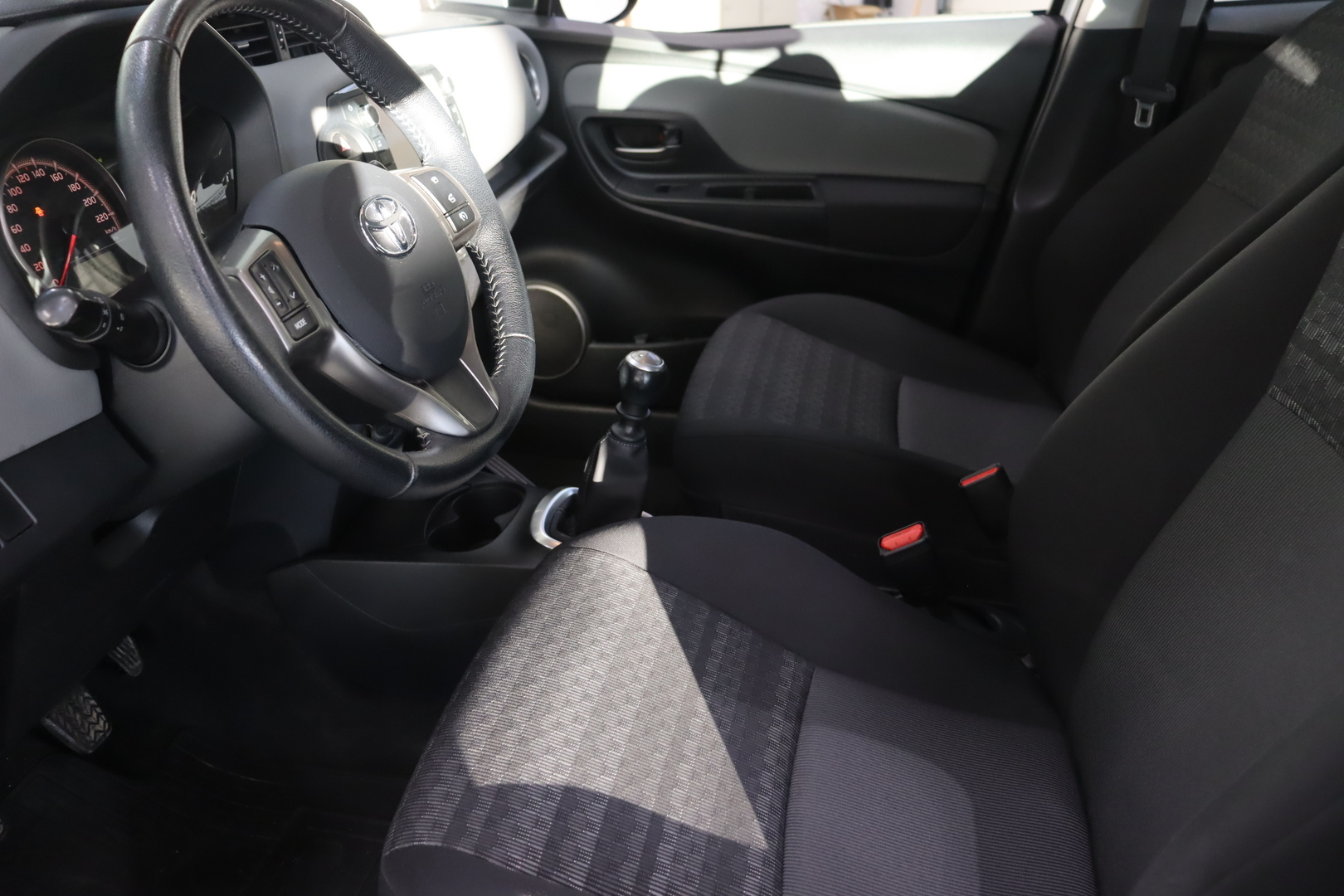 TOYOTA Yaris 2016