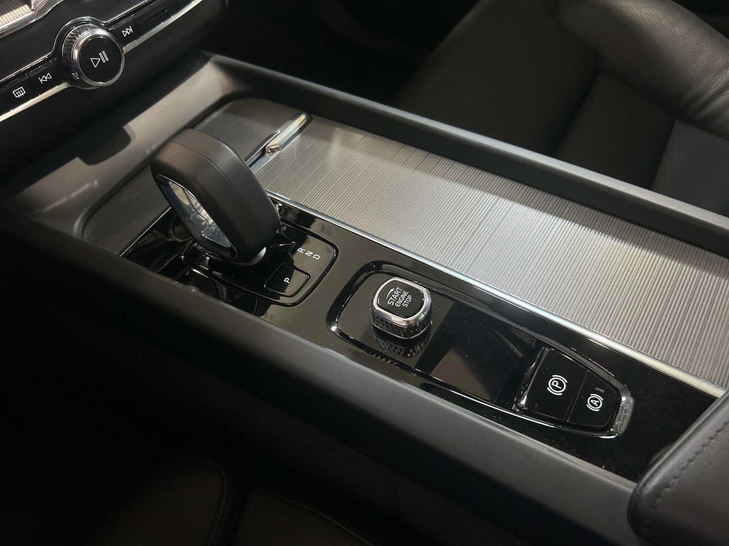 VOLVO XC60 2024