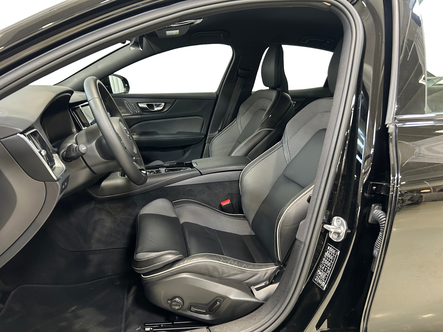VOLVO S60 2023