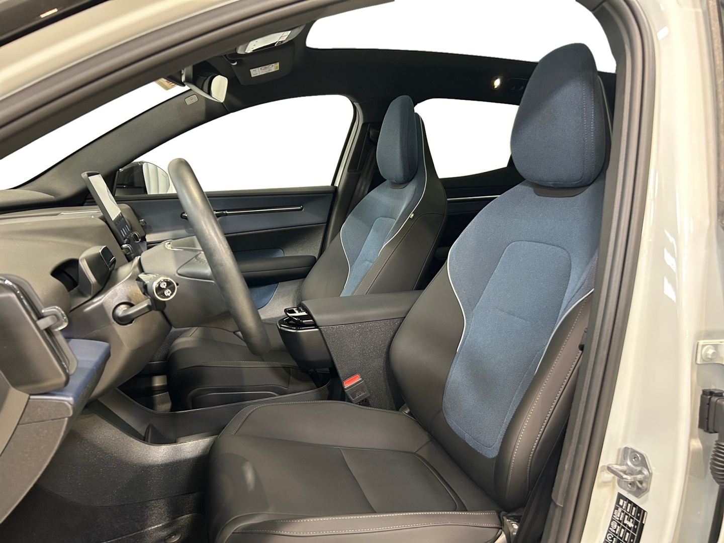 VOLVO EX30 2025