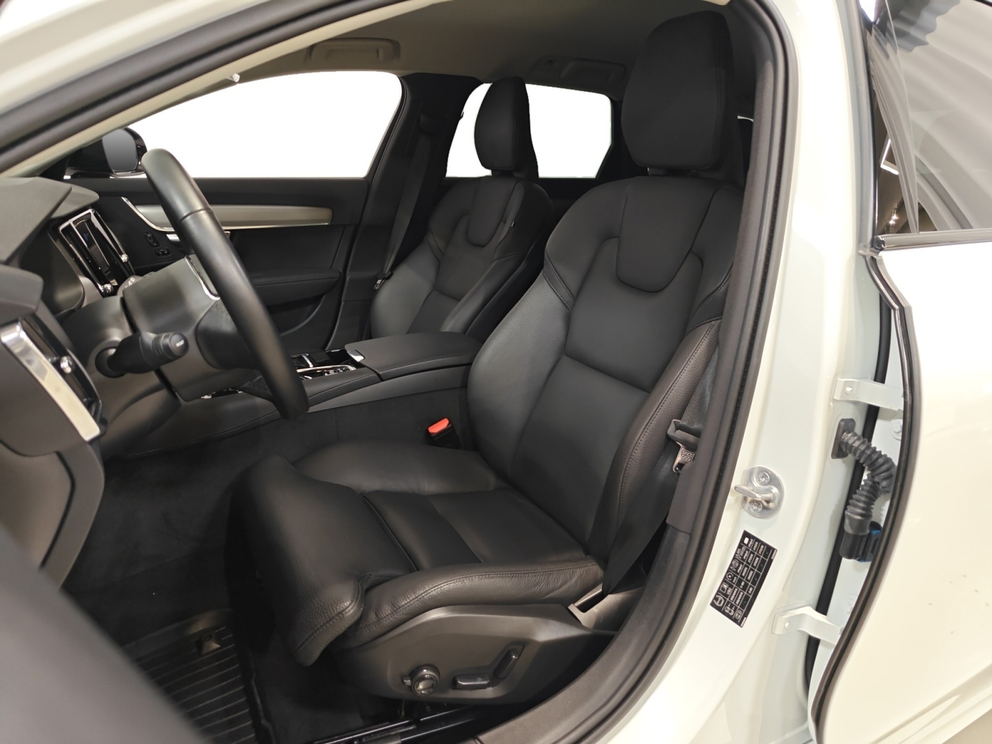 VOLVO V90 2025
