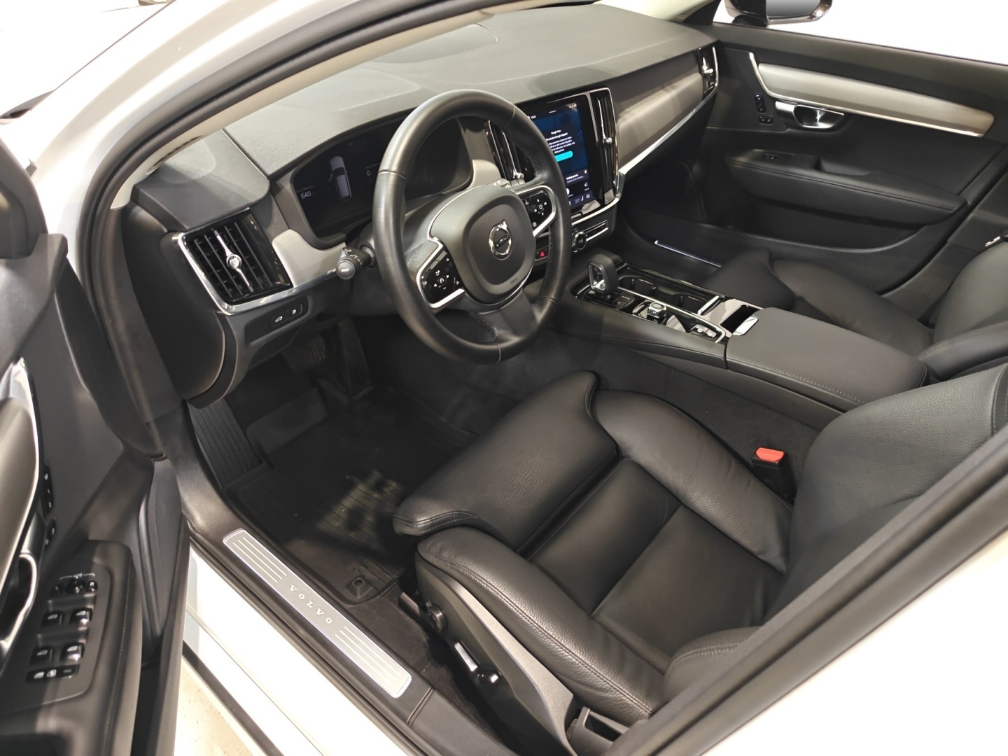 VOLVO V90 2025