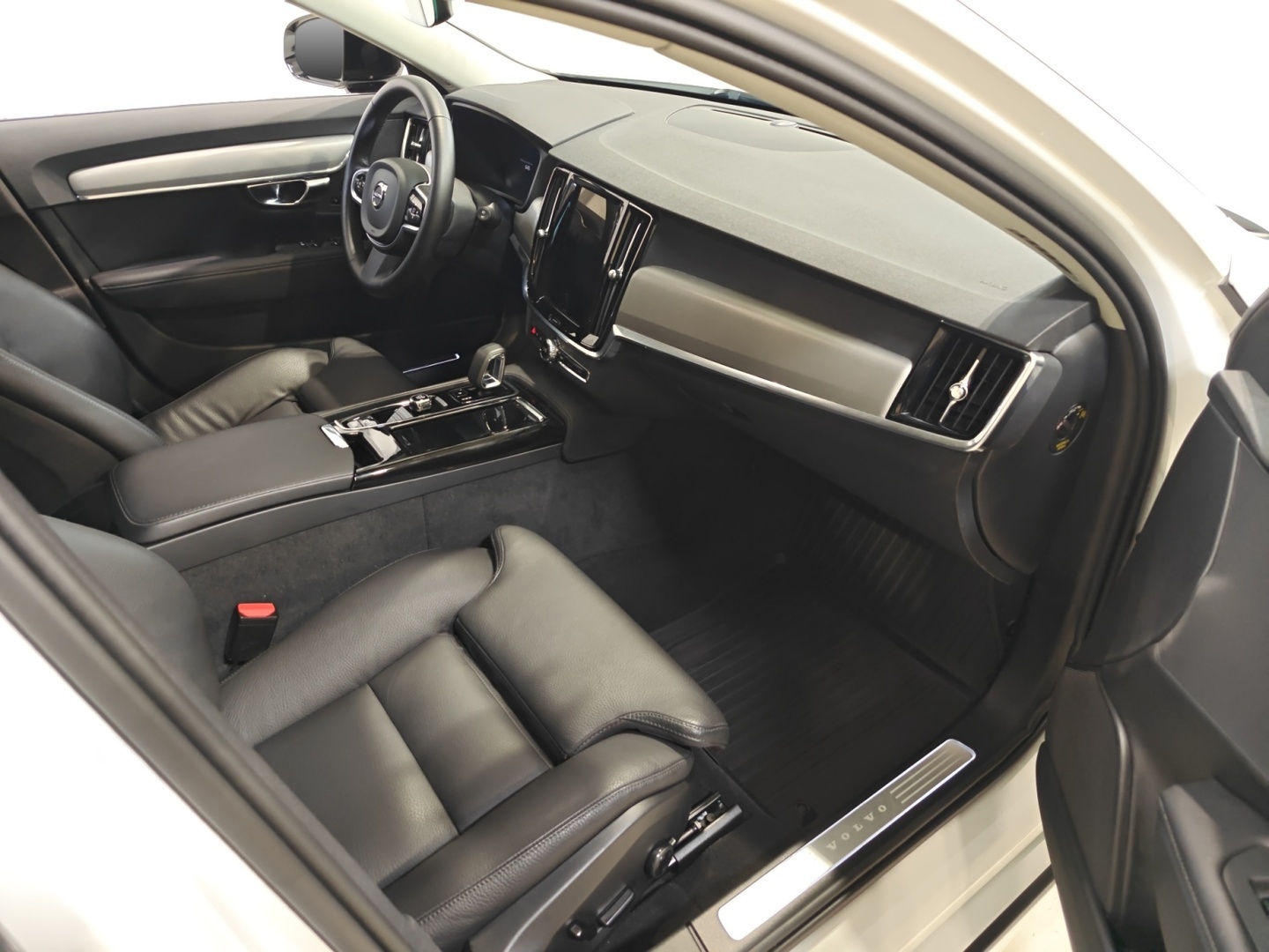 VOLVO V90 2025