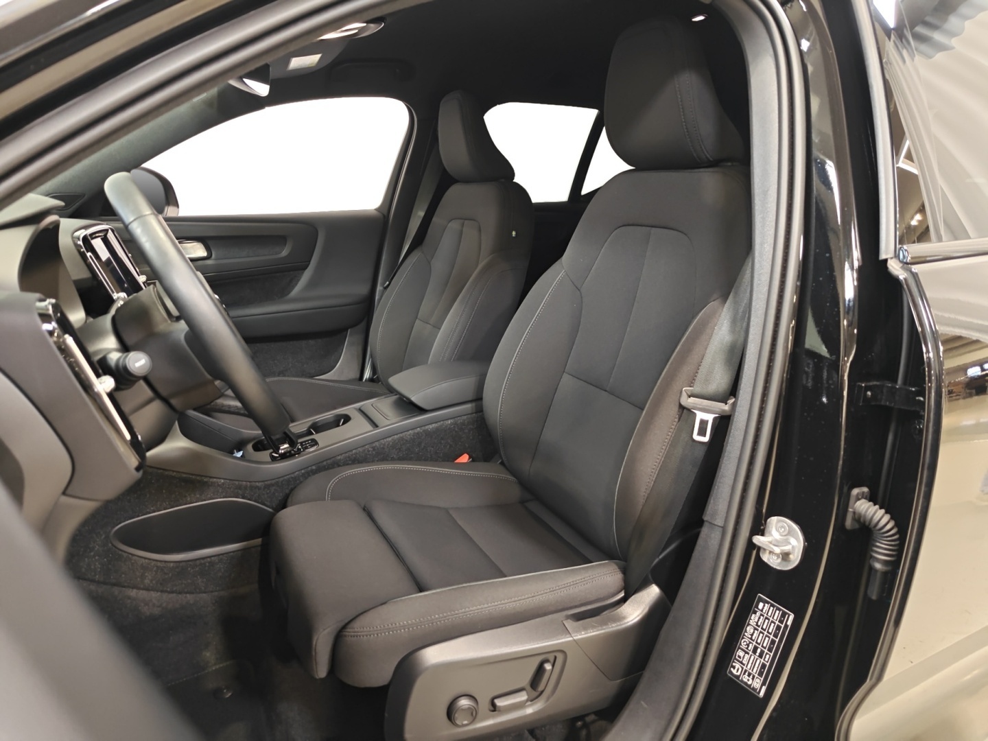VOLVO EX40 2025
