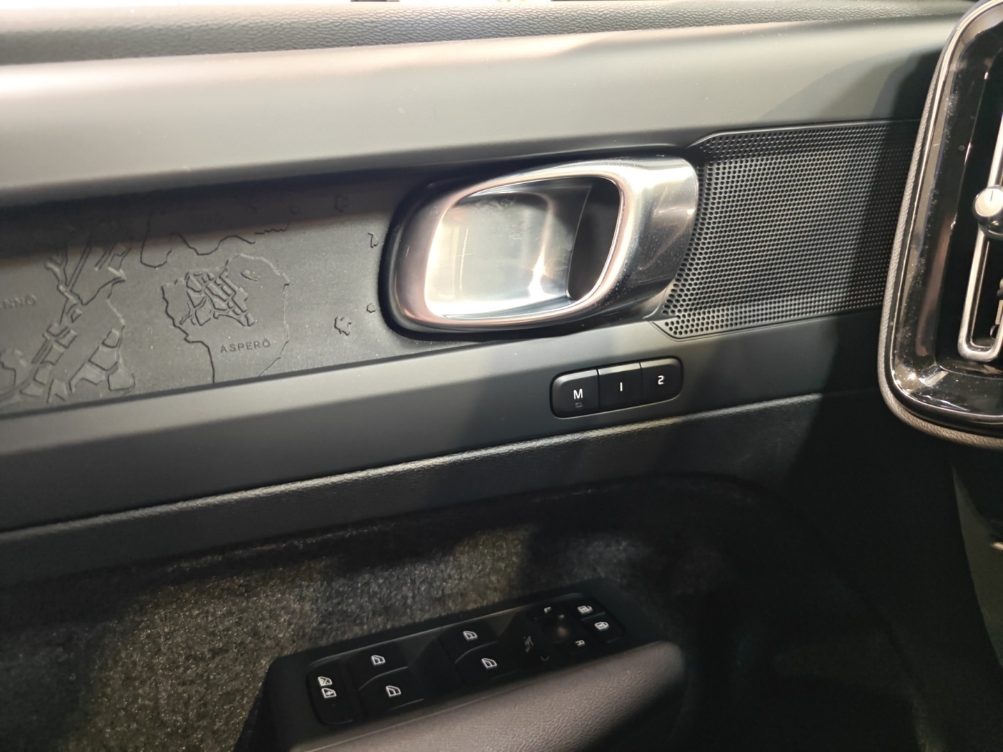 VOLVO EX40 2025