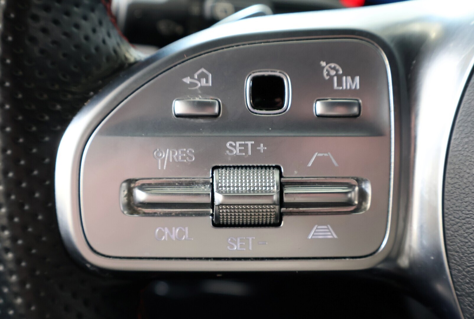 MERCEDES-BENZ GLA 2023