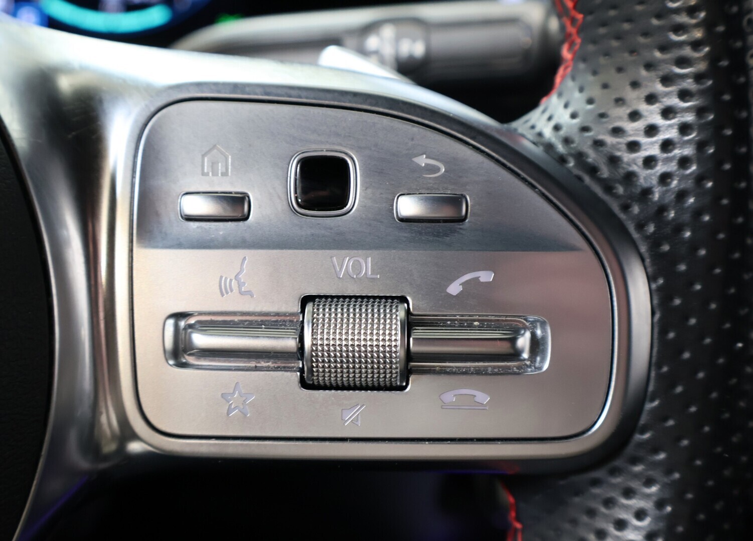 MERCEDES-BENZ GLA 2023