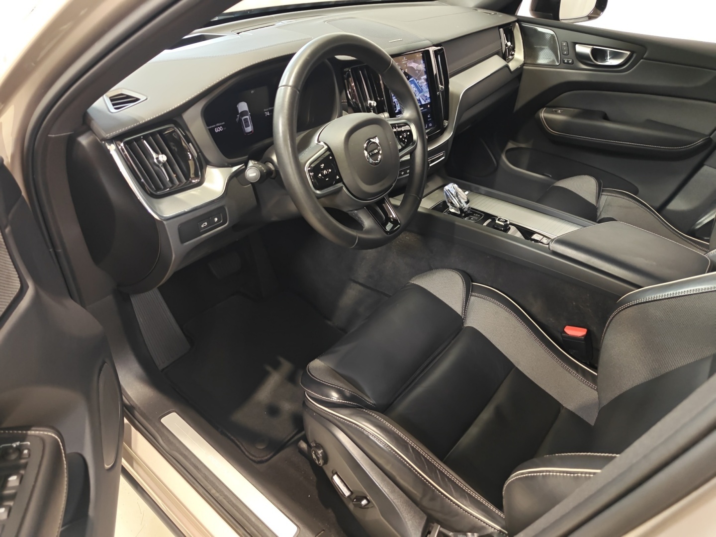 VOLVO XC60 2024