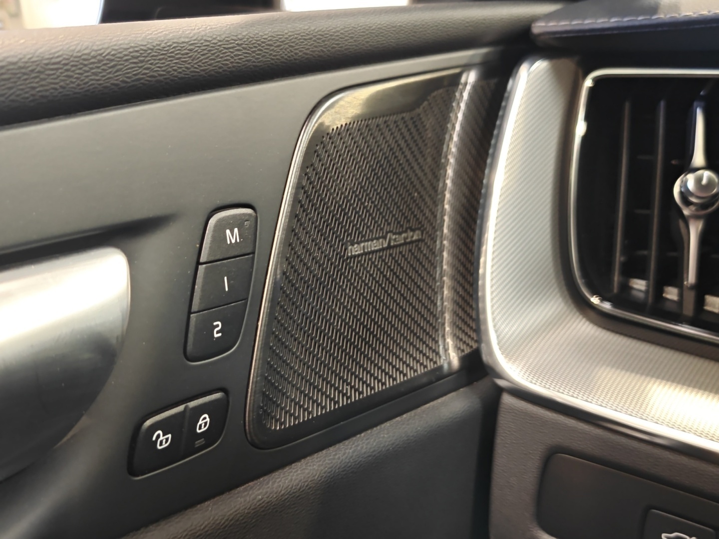VOLVO XC60 2024