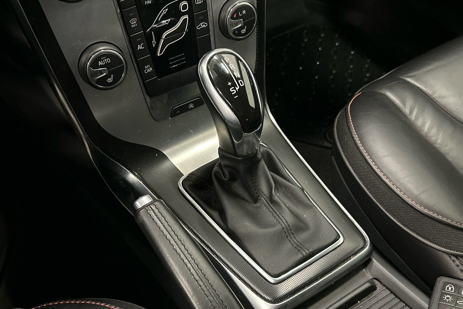 VOLVO V40 Cross Country 2015