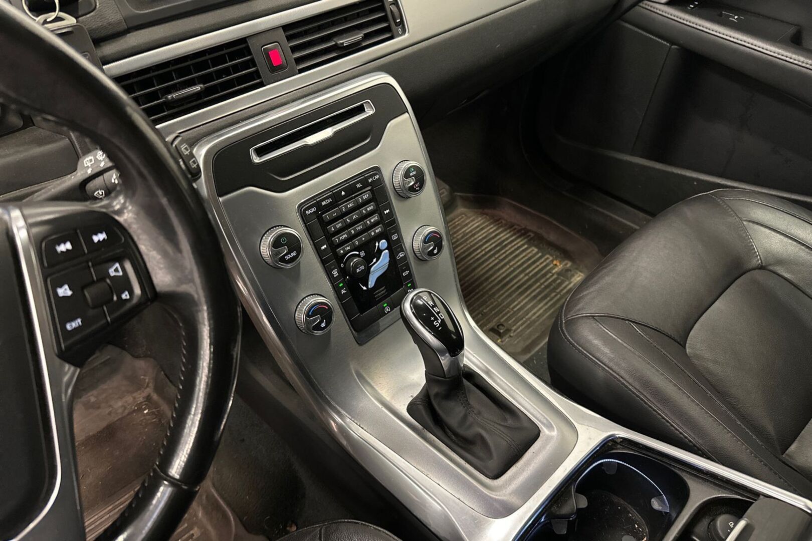 VOLVO V70 2015