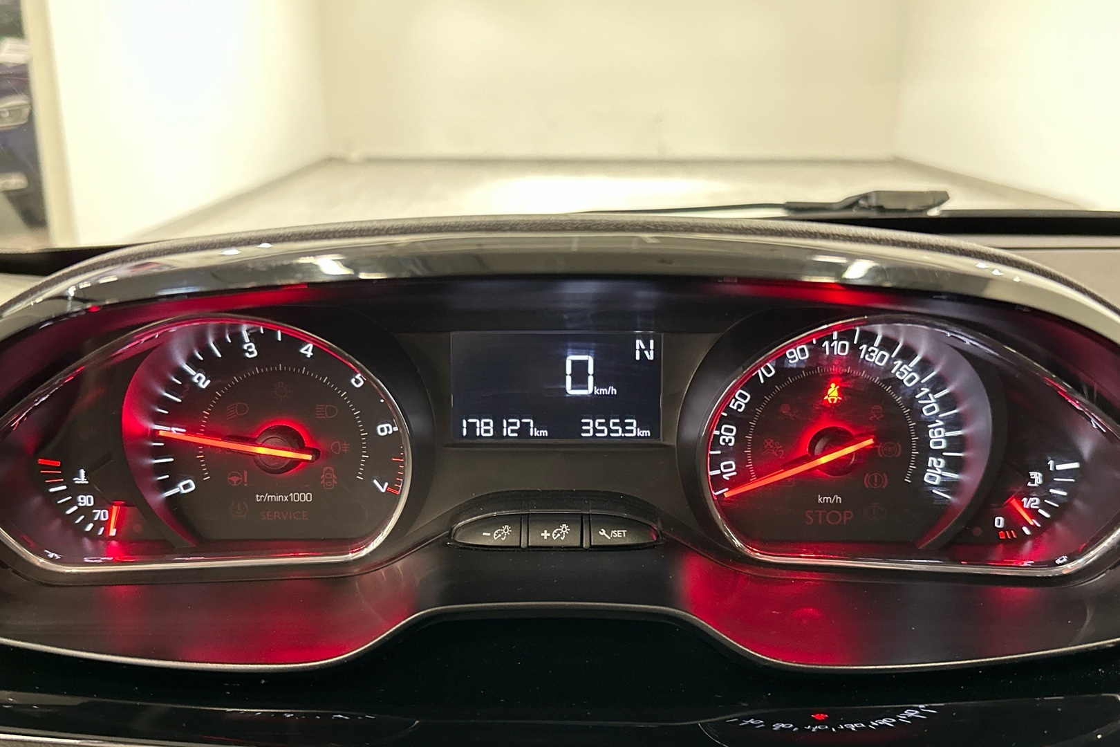 PEUGEOT 208 2015