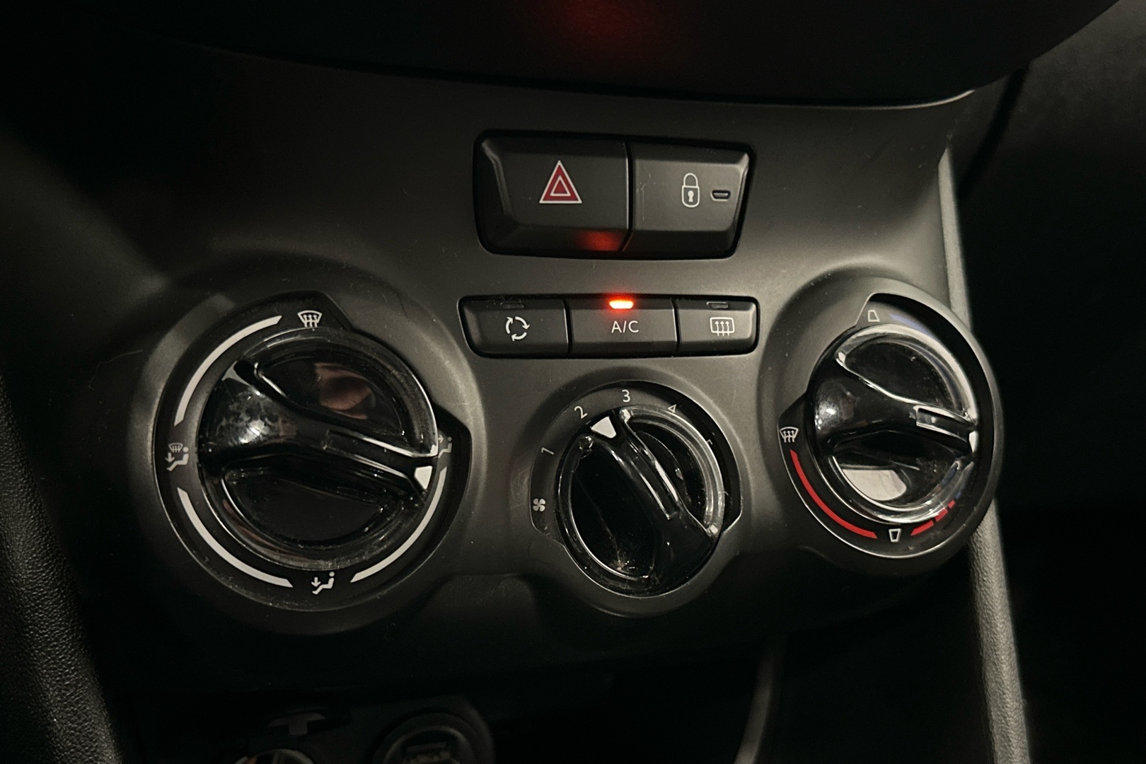 PEUGEOT 208 2015