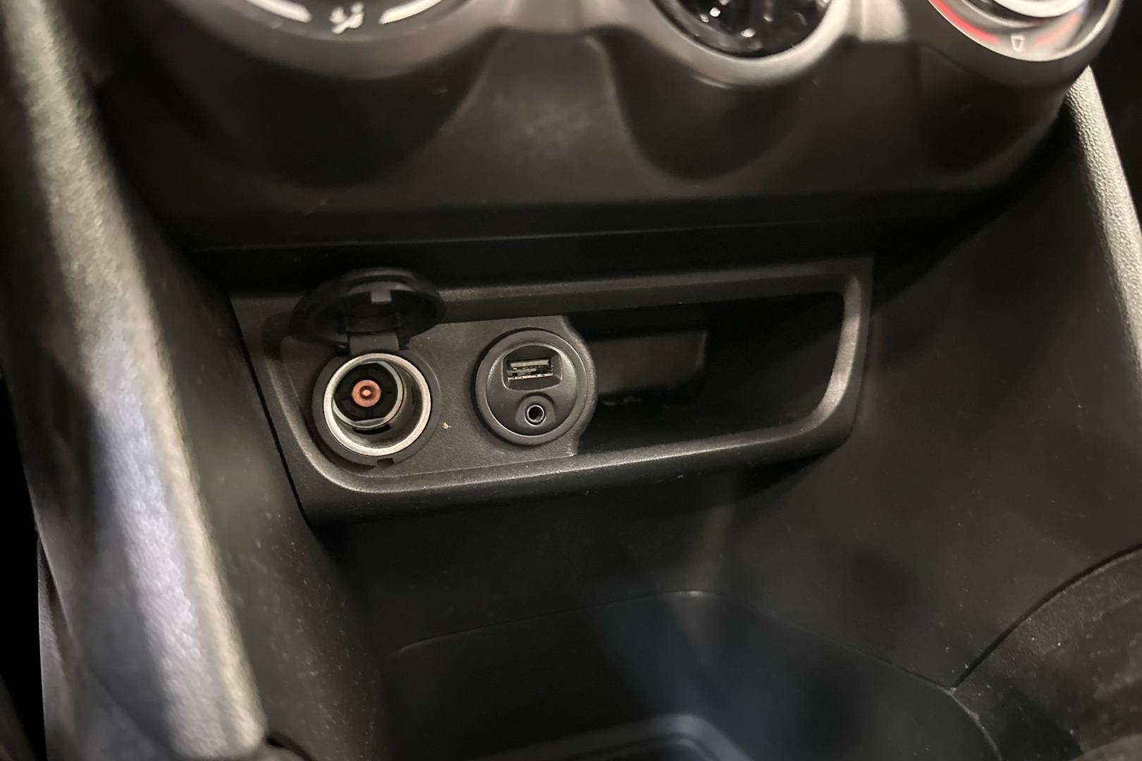 PEUGEOT 208 2015