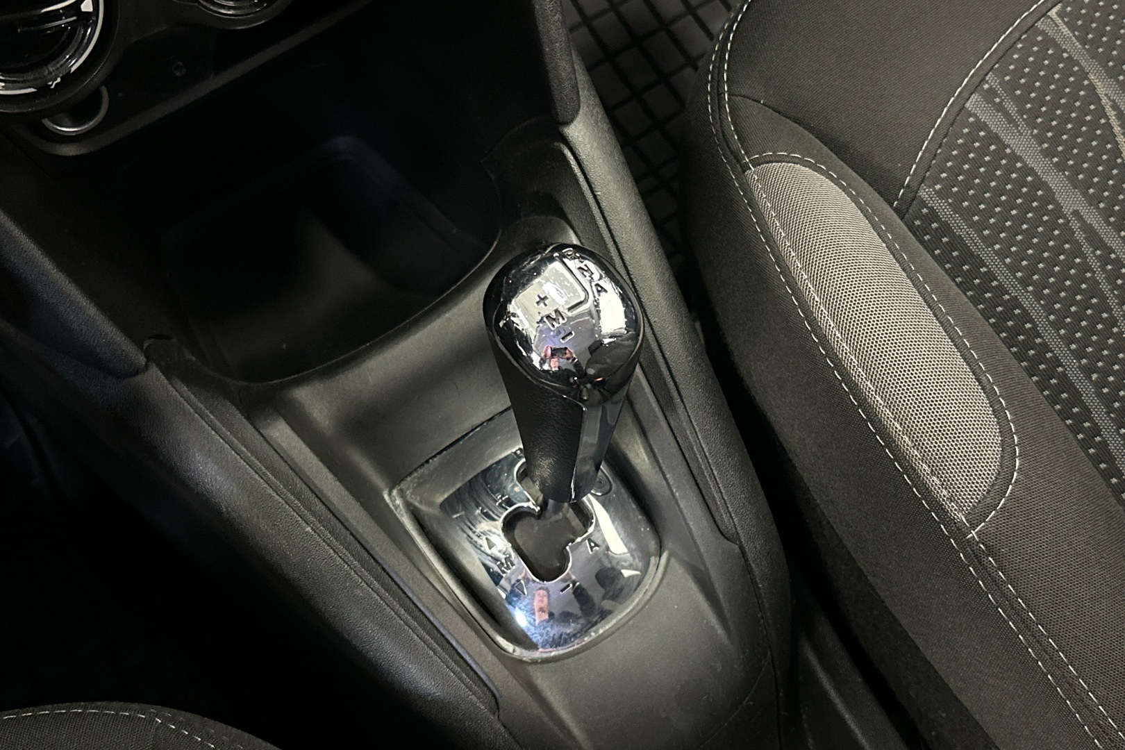 PEUGEOT 208 2015
