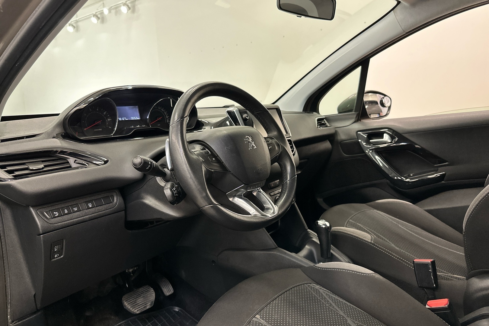 PEUGEOT 208 2015