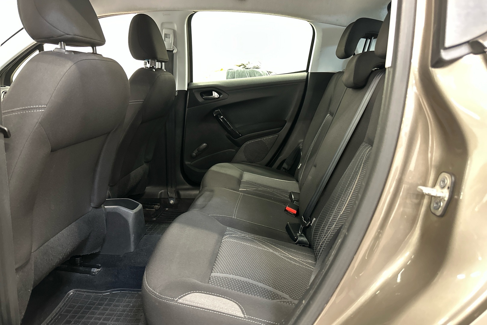 PEUGEOT 208 2015