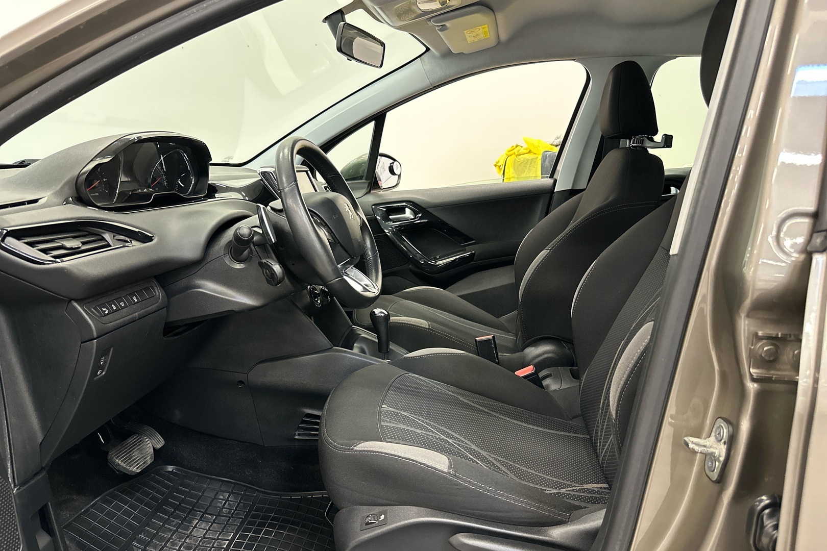 PEUGEOT 208 2015