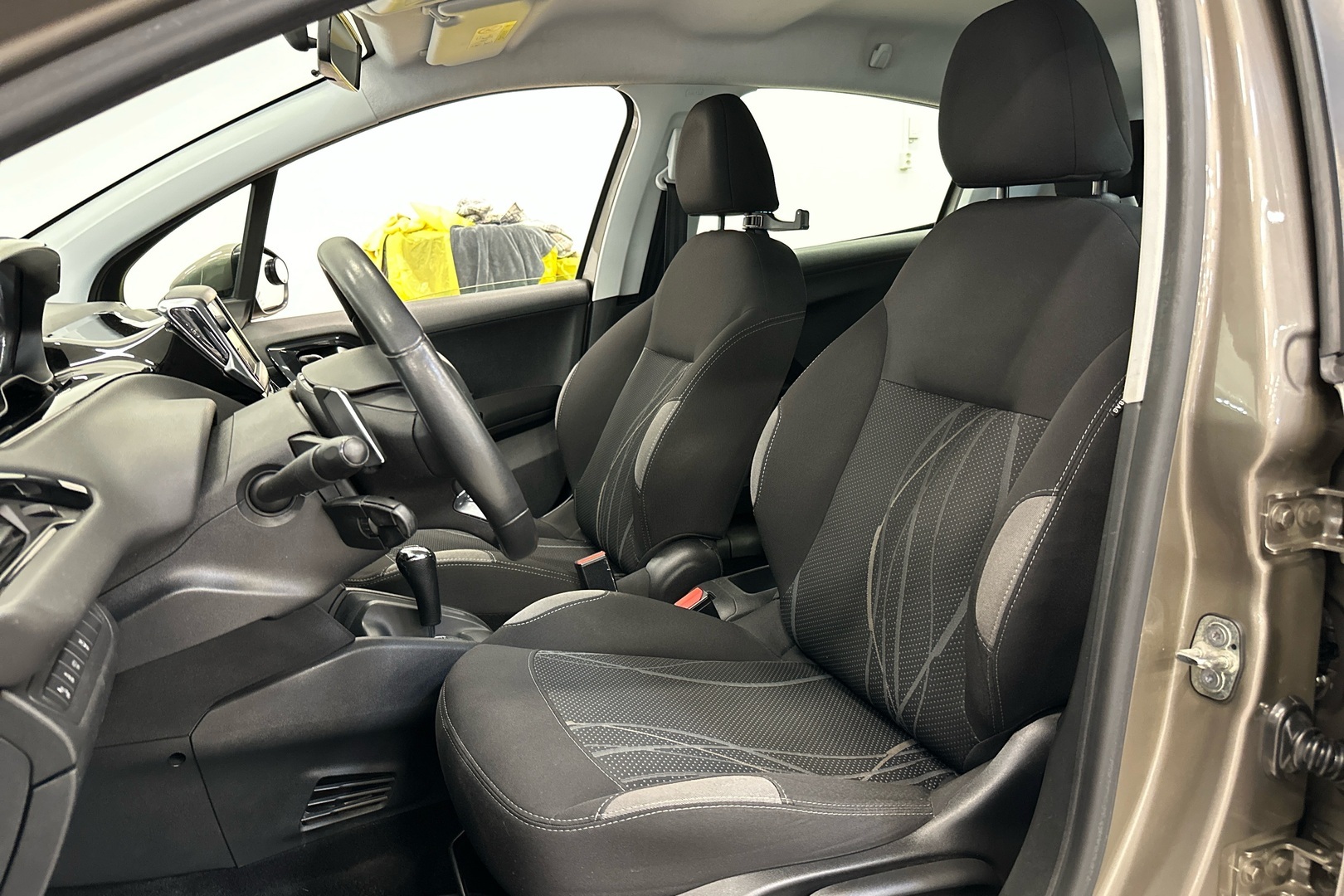 PEUGEOT 208 2015