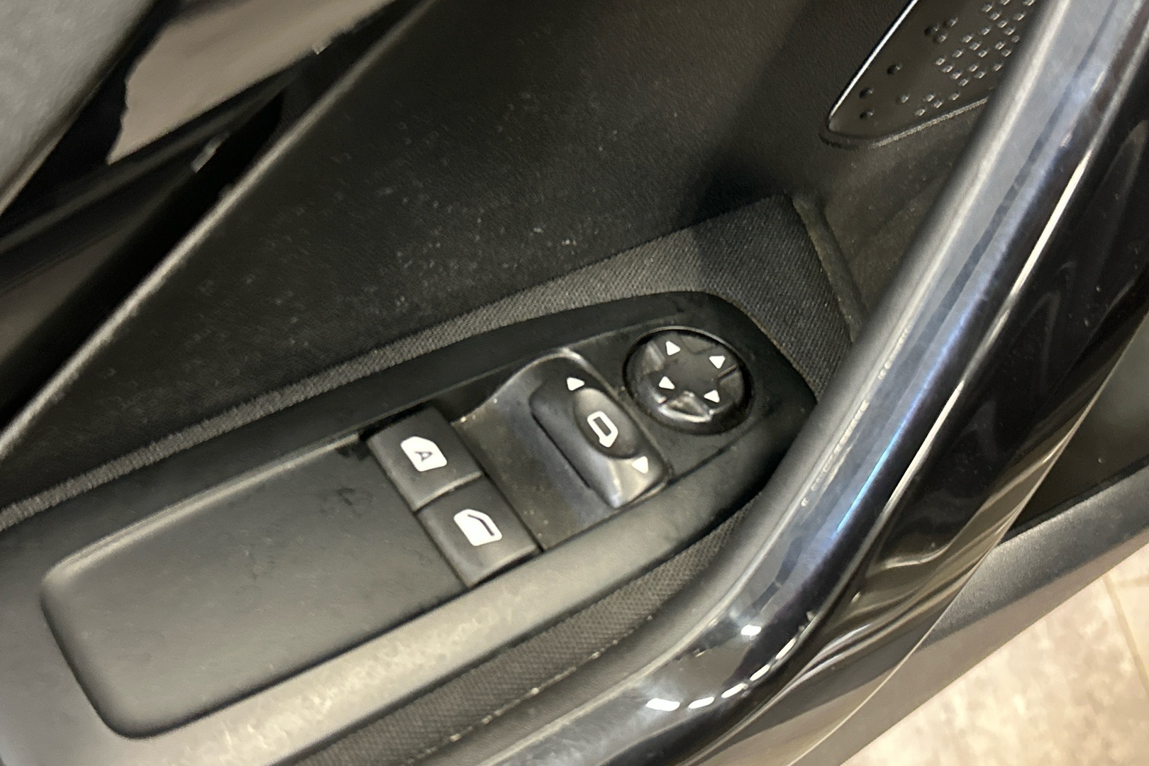 PEUGEOT 208 2015
