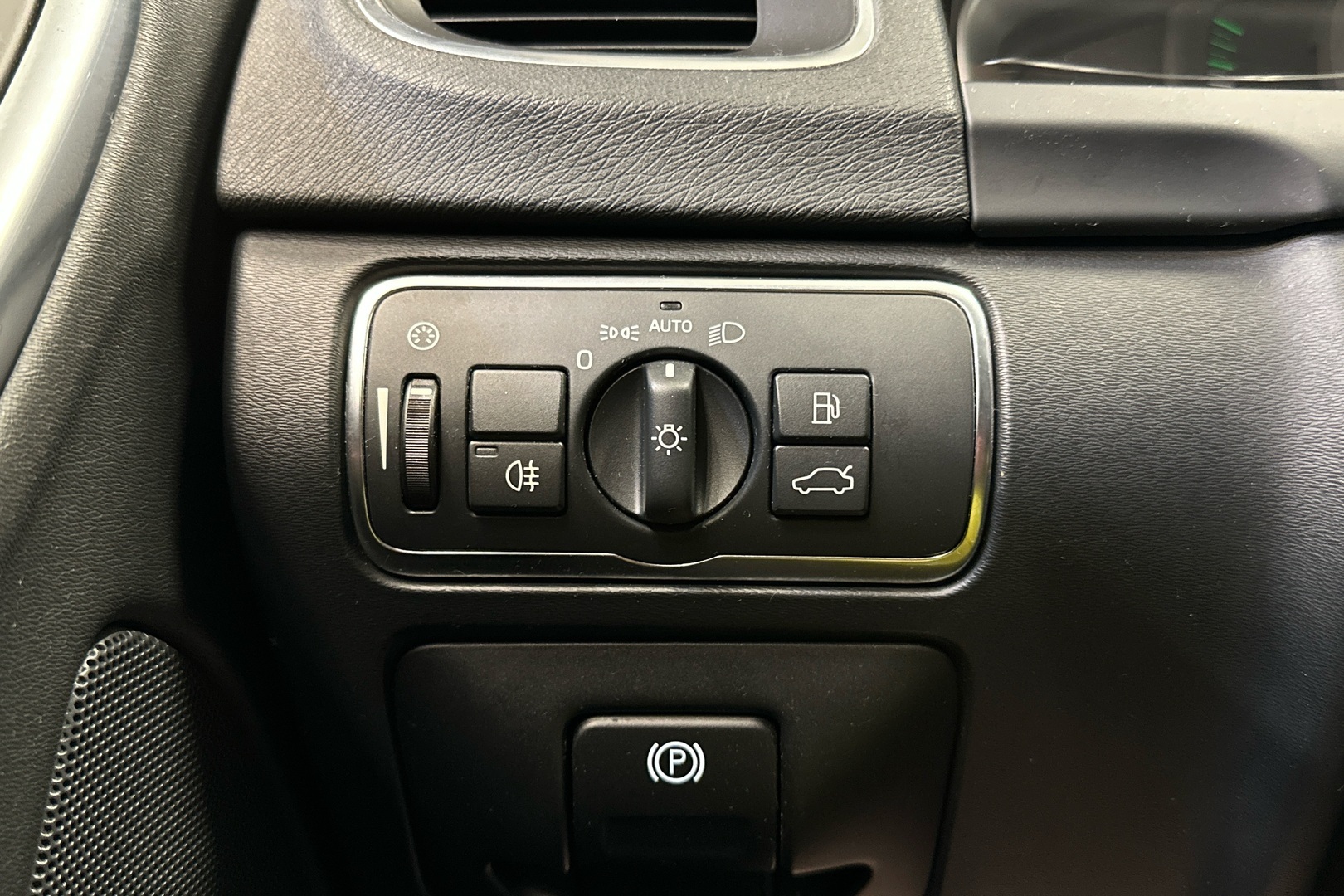 VOLVO V60 2015