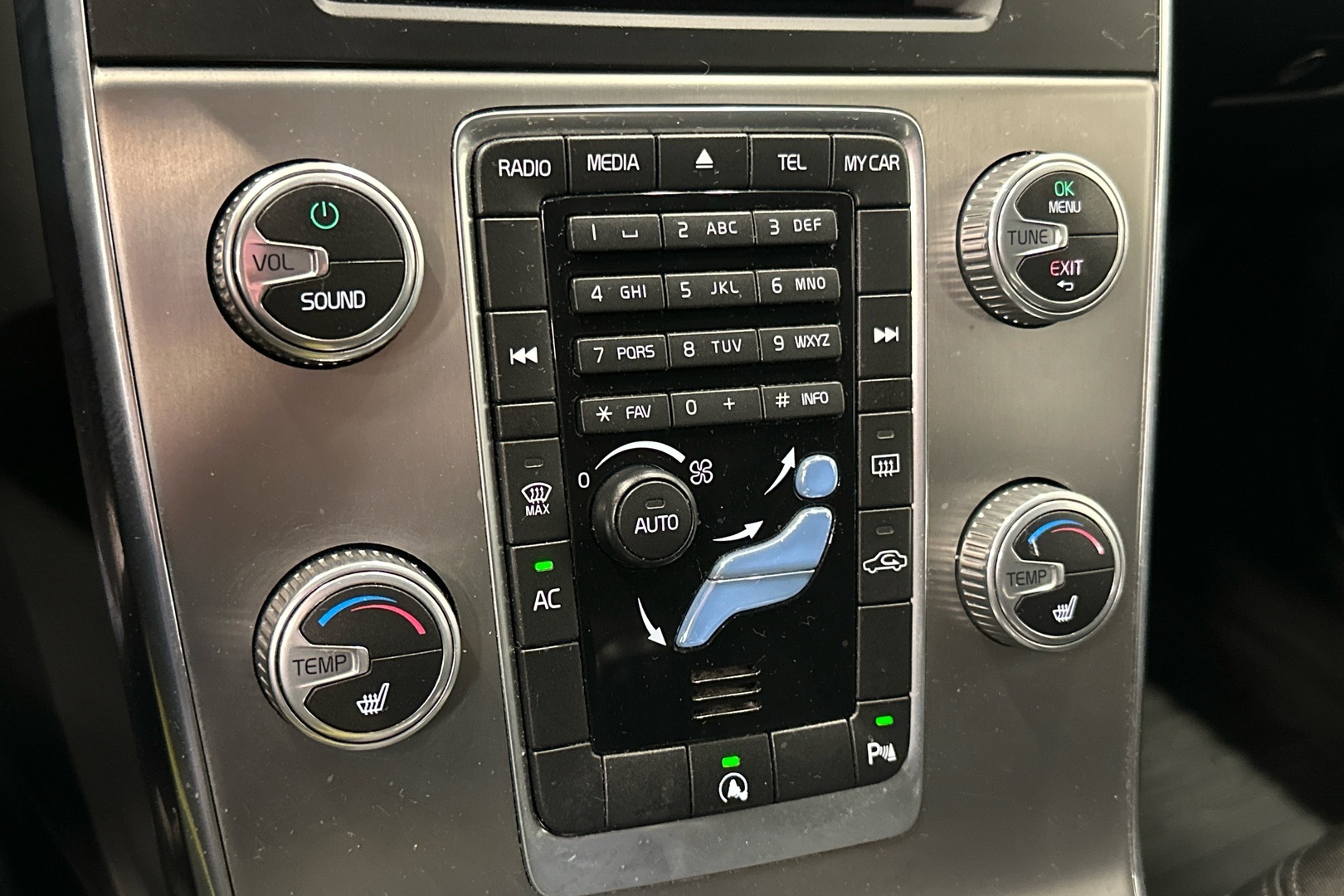 VOLVO V60 2015