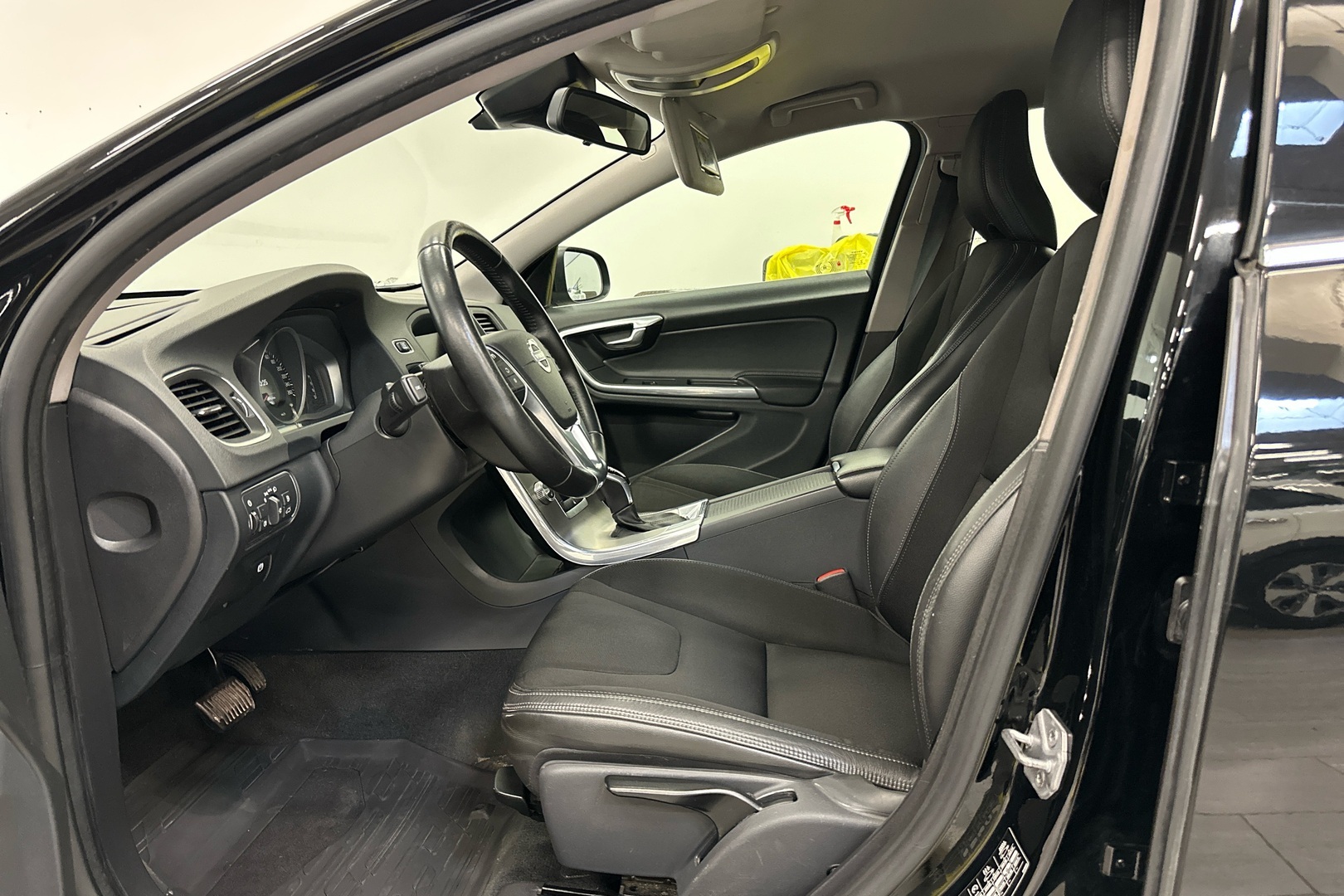 VOLVO V60 2015