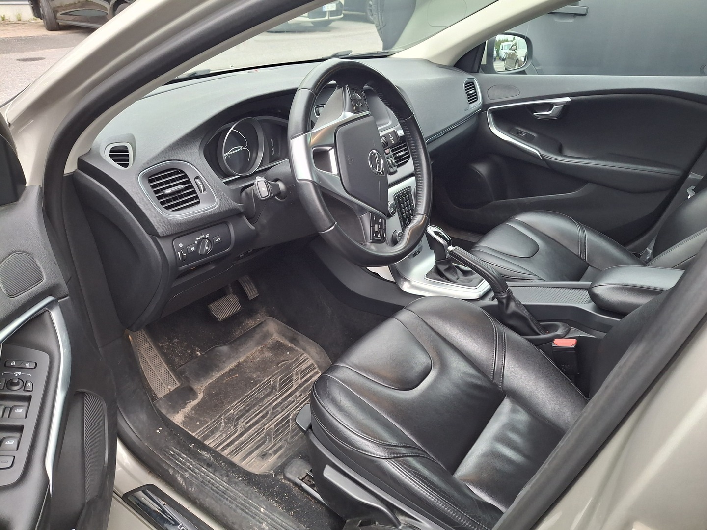 VOLVO V40 2018