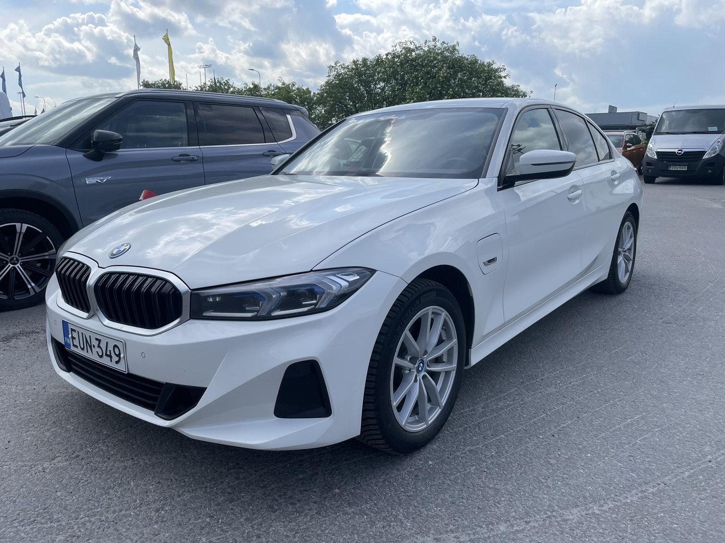 BMW 330 2023