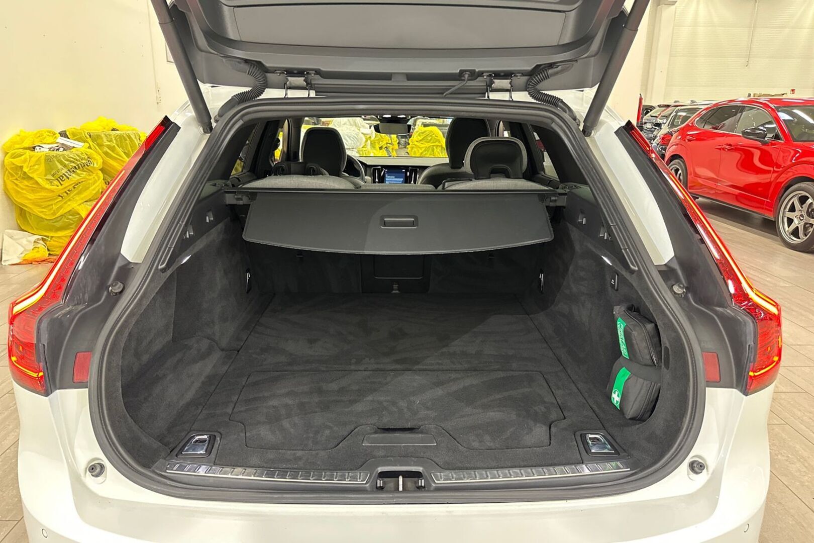 VOLVO V90 2024