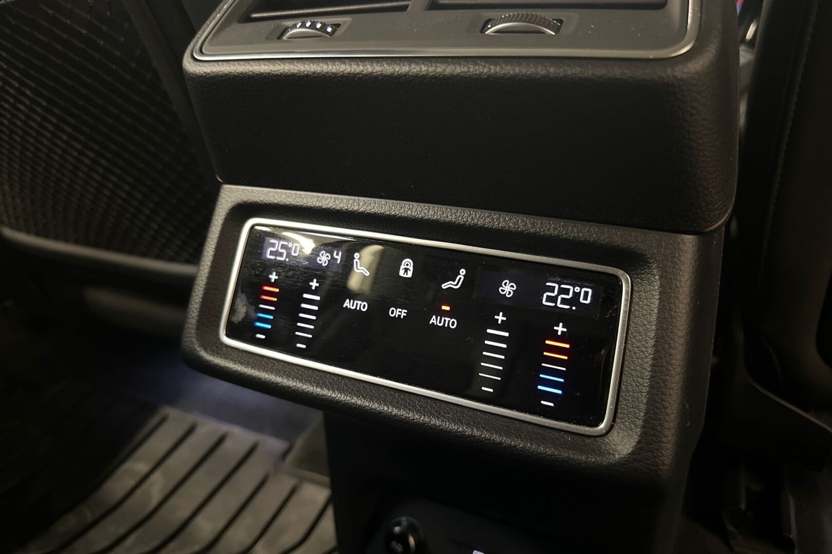 AUDI Q8 e-tron 23