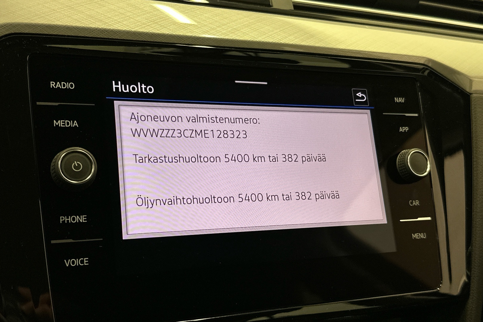 VOLKSWAGEN Passat 16