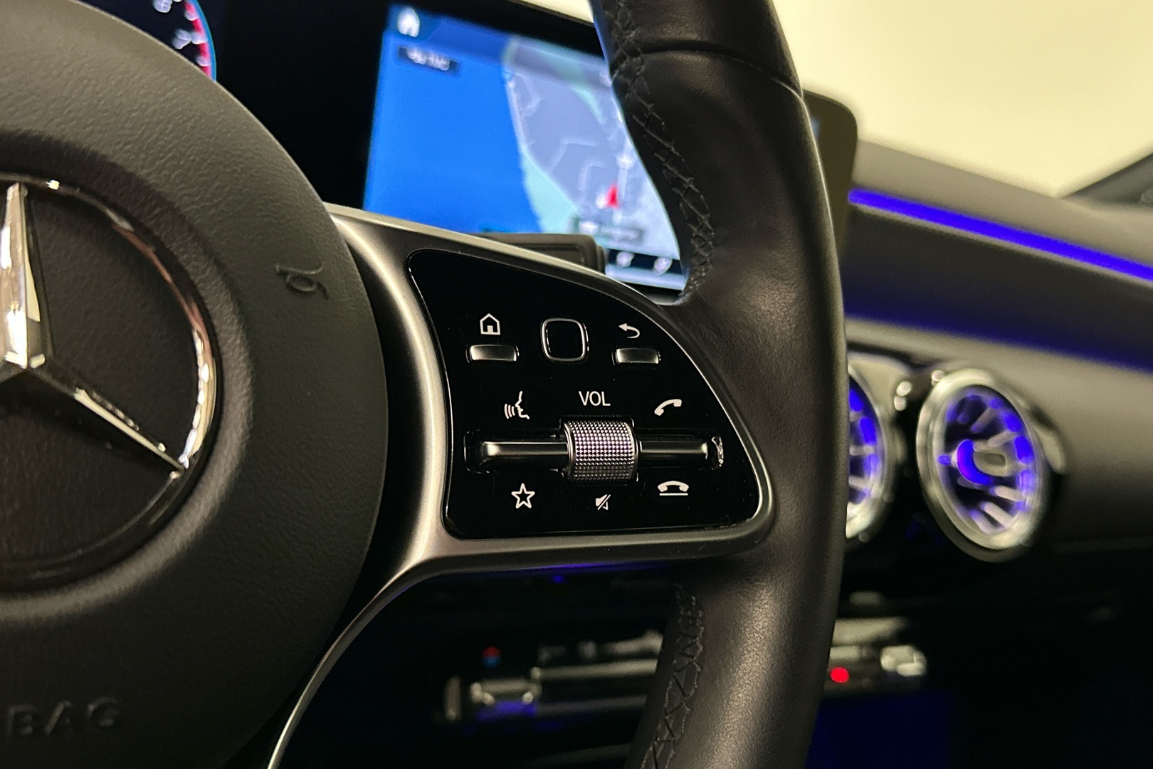 MERCEDES-BENZ A 2022