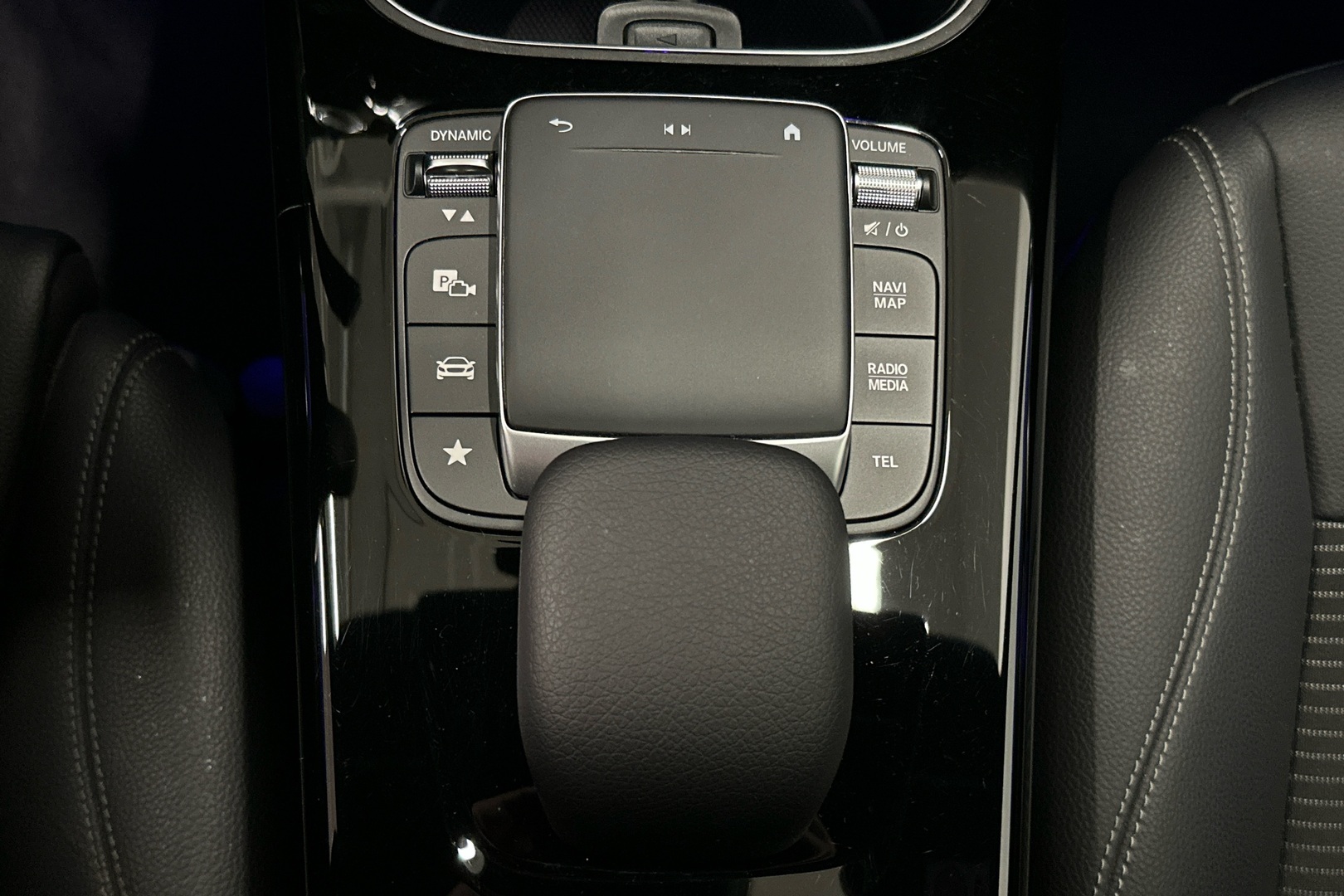 MERCEDES-BENZ A 2022