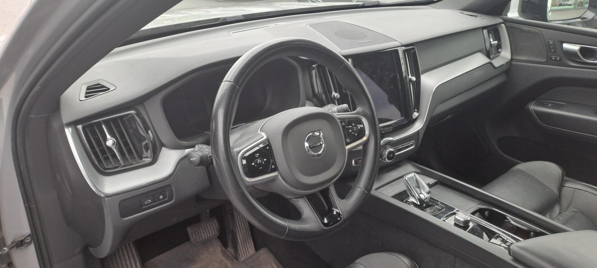 VOLVO XC60 2023