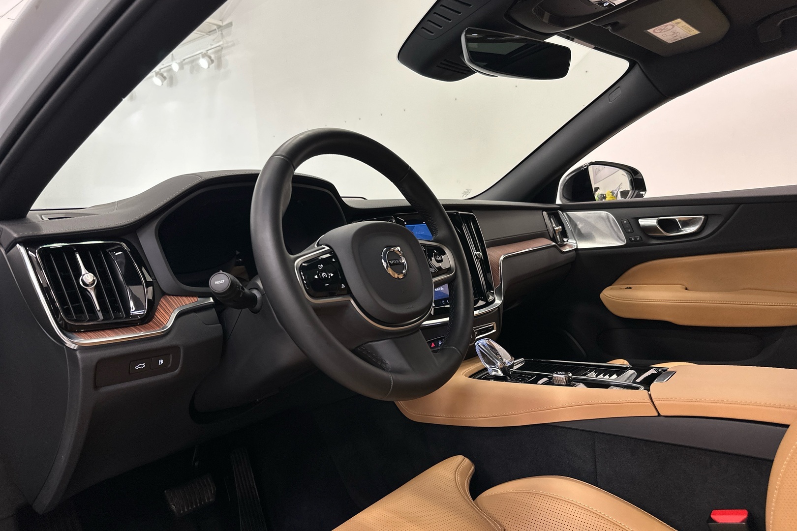 VOLVO V60 2025