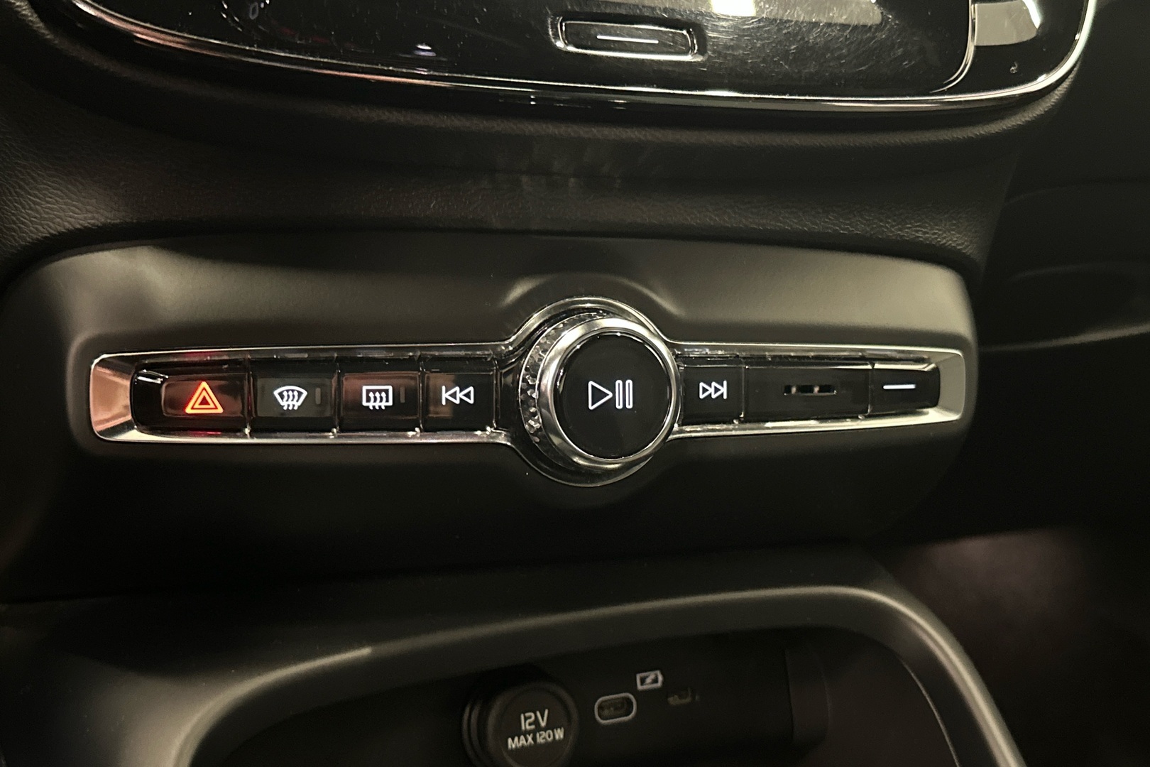 VOLVO XC40 2024