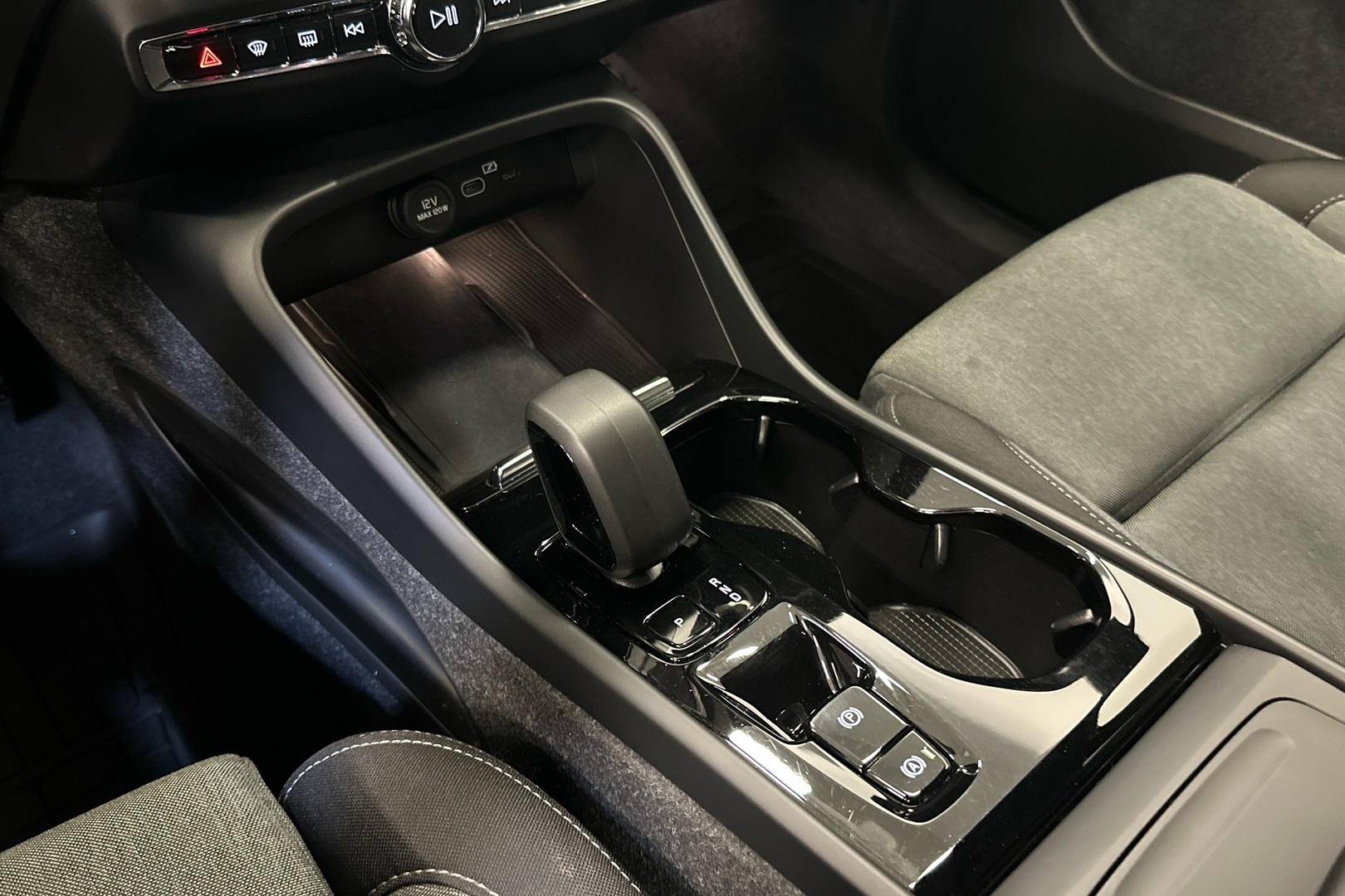 VOLVO XC40 2024