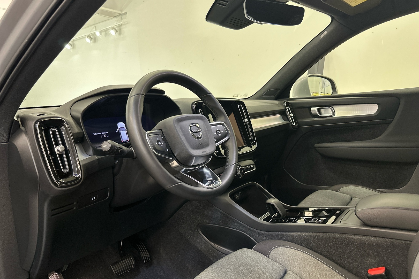 VOLVO XC40 2024